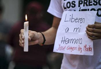Vigilia para exigir la libertad de los presos políticos arrestados durante las protestas del 8 de agosto de 2024, el 25 de diciembre, en Caracas. · Foto: Yuri Cortez / AFP