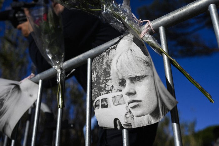 Entrada de la casa "La Madrague", propiedad de la difunta Brigitte Bardot, en Saint-Tropez, sureste de Francia, el 28 de diciembre de 2025. · Foto: AFP