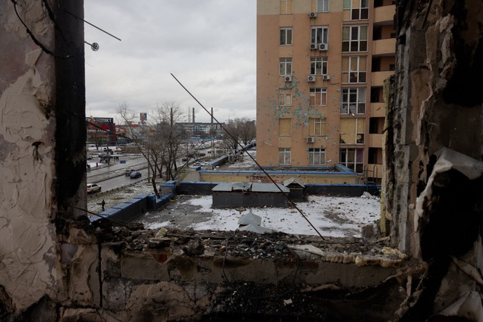 Luego del ataque con drones y misiles rusos, el 28 de diciembre, en Kiev. · Foto: Tetiana Dzhafarova, AFP