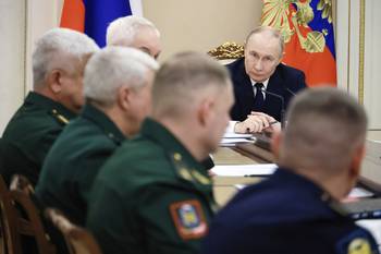 Vladimir Putin preside una reunión sobre la situación en la zona de la "operación militar especial", el término del Kremlin para la ofensiva de Ucrania, el 29 de diciembre, en Moscú. · Foto: Mikhail Metzel, Pool, AFP