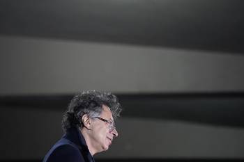 Gustavo Petro, durante un discurso, el 29 de diciembre, en Bogotá. · Foto: Sergio Yate, AFP