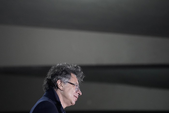 Gustavo Petro, durante un discurso, el 29 de diciembre, en Bogotá. · Foto: Sergio Yate, AFP