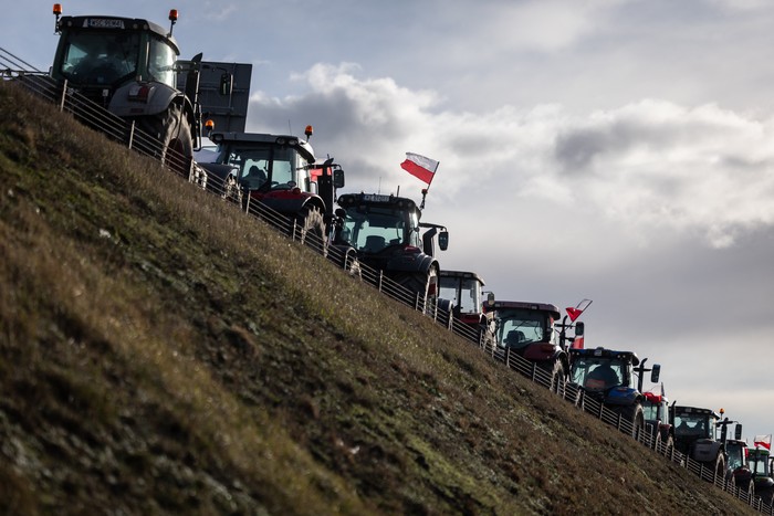 Agricultores polacos durante las protestas contra el acuerdo entre la Unión Europea y el Mercosur, el 3 de diciembre de 2025, en Wiskitki. Foto: Wojtek Radwanski / AFP