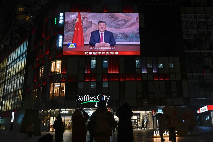 Xi Jinping en su discurso antes de las celebraciones de la víspera de Año Nuevo en Beijing el 31 de diciembre de 2025. · Foto: Wang Zhao, AFP
