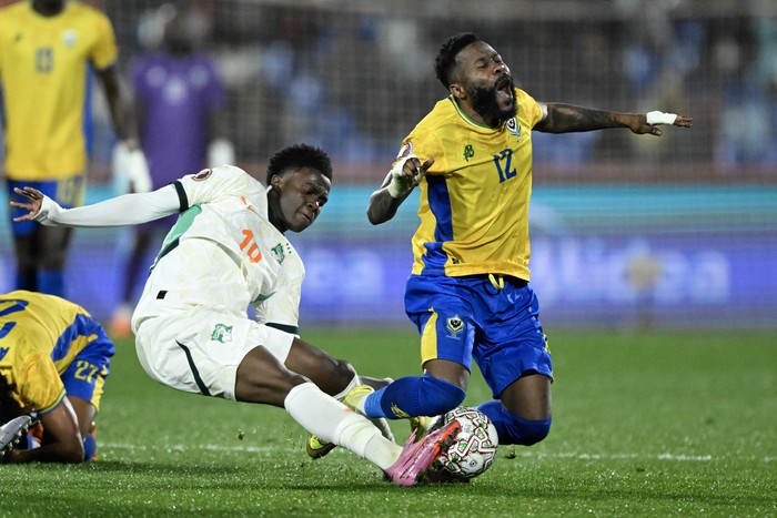 Christ Inao Oulai, de Costa de Marfil, y Guelor Kanga, de Gabón, en un partido por la Copa Africana, el 31 de diciembre de 2025, en Marrakech. · Foto: Khaled Desouki / AFP
