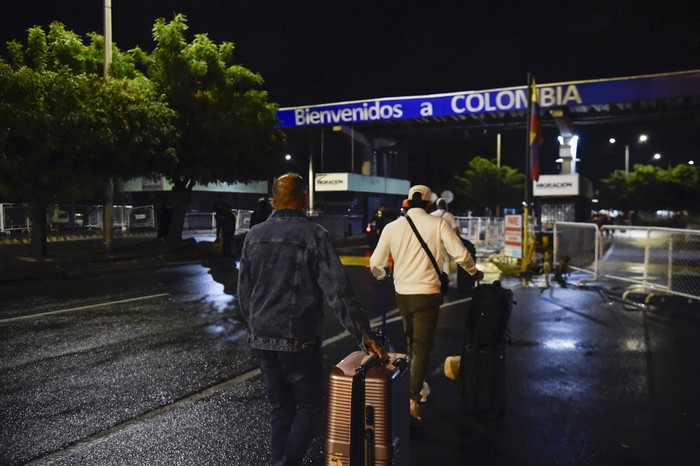 Venezolanos en el cruce fronterizo de Cúcuta, Colombia, el 3 de enero de 2026, después de los ataques estadounidenses. · Foto: Sncheyder Mendoza, AFP