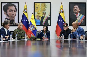 Delcy Rodríguez (C), el 4 de enero, junto al ministro de Defensa venezolano, Vladimir Padrino López (2do-izq.) y al ministro de Relaciones Interiores, Justicia y Paz de Venezuela, Diosdado Cabello (2do-der.), durante una reunión del consejo de ministros en la sede de la Vicepresidencia en Caracas. · Foto: Oficina de prensa del Palacio Miraflores
