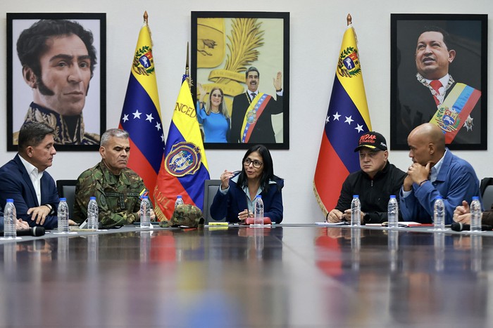 Delcy Rodríguez (C), el 4 de enero, junto al ministro de Defensa venezolano, Vladimir Padrino López (2do-izq.) y al ministro de Relaciones Interiores, Justicia y Paz de Venezuela, Diosdado Cabello (2do-der.), durante una reunión del consejo de ministros en la sede de la Vicepresidencia en Caracas. · Foto: Oficina de prensa del Palacio Miraflores