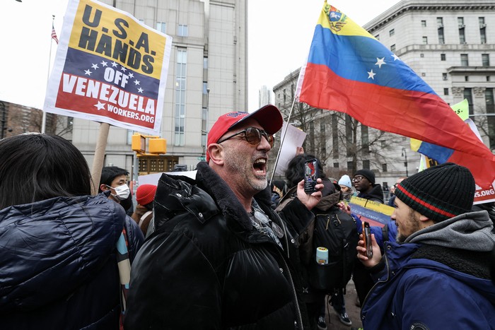 Partidario del presidente Donald Trump, el 5 de enero, durante la manifestación en apoyo a Nicolás Maduro, frente al tribunal de los Estados Unidos Daniel Patrick Moynihan, mientras Maduro espera su audiencia de lectura de cargo, en Nueva York. · Foto: Timothy A. Clary, AFP