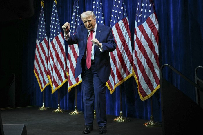Donald Trump después de pronunciar un discurso en el retiro de miembros del Partido Republicano de la Cámara de Representantes en el Kennedy Center en Washington. · Foto: Mandel Ngan, AFP