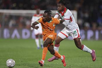Yan Diomande, de Costa de Marfil, y Cyriaque Irie Bi, de Burkina Faso, durante el partido de octavos de final de la Copa Africana de Naciones en el Gran Estadio de Marrakech. · Foto: Franck Fife,  AFP