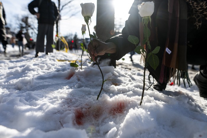 Lugar donde un agente de ICE mató a tiros a una mujer durante operaciones federales de aplicación de la ley, el 7 de enero en Minneapolis. · Foto: Stephen Maturen, AFP
