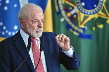 El presidente de Brasil, Luiz Inácio Lula da Silva, durante la Ceremonia de Defensa de la Democracia, en conmemoración del tercer aniversario del intento de golpe de Estado, en el Palacio de Planalto, en Brasilia. · Foto: Evaristo Sa, AFP