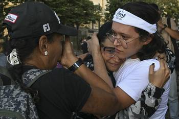 Miembros del Comité por la Libertad de los Presos Políticos en la entrada de El Helicoide, una prisión utilizada para presos comunes y políticos del Servicio Bolivariano de Inteligencia Nacional. · Foto: Ronaldo Schemidt, AFP