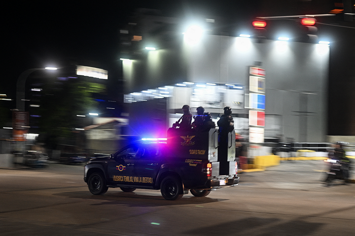Miembros del Comando Nacional contra la Extorsión y el Secuestro (CONAS) de Venezuela patrullan una calle en Caracas el 8 de enero de 2026 · Foto: Federico Parra, AFP