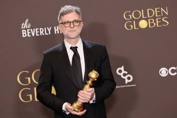 Paul Thomas Anderson, ganador del premio a la Mejor Película por "Una batalla tras otra", el 11 de enero, durante la 83ª edición anual de los Globos de Oro, en California, el 11 de enero de 2026. · Foto: Etienne Laurent, AFP
