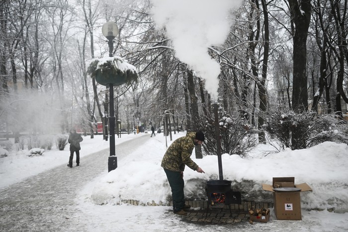 Un voluntario cocina baursak, un pan tradicional de Asia Central, en un punto de calefacción de un parque de Kiev. el 15 de enero de 2026, durante la invasión rusa de Ucrania. · Foto: Sergei Gapon, AFP