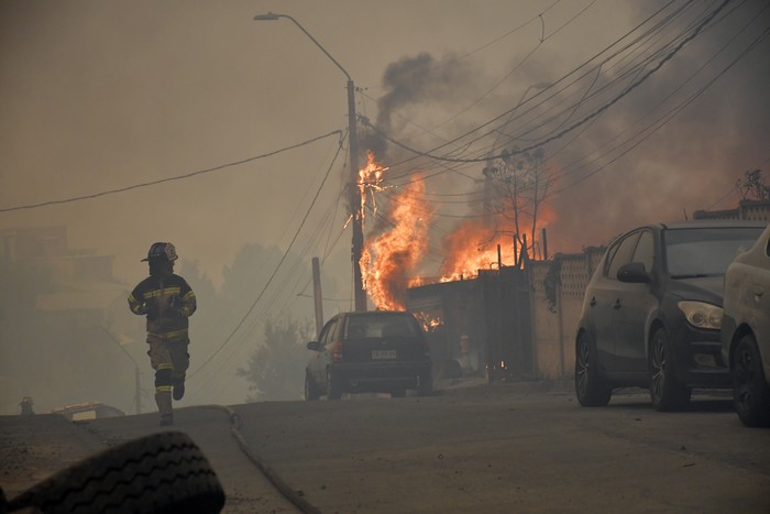 Bomberos durante el combate a incendios, el 18 de enero, en Concepción, Chile. · Foto: Guillermo Salgado, AFP