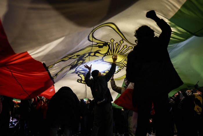 Protestas contra la represión iraní, frente a la embajada de Irán, en el centro de Londres, el 18 de enero. · Foto: Henry Nicholls, AFP.