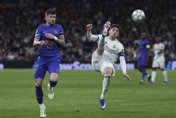 Vanderson, de Mónaco, y Federico Valverde, de Real Madrid, en el estadio Santiago Bernabéu. · Foto: Thomas Coex, AFP
