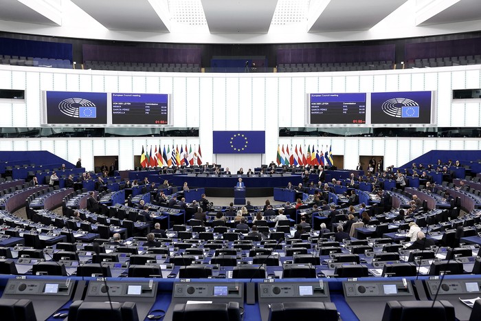 Ursula von der Leyen (C), presidenta de la Comisión Europea en el Parlamento Europeo, el 21 de enero, en Estrasburgo, Francia. · Foto: Frederick Florin, AFP