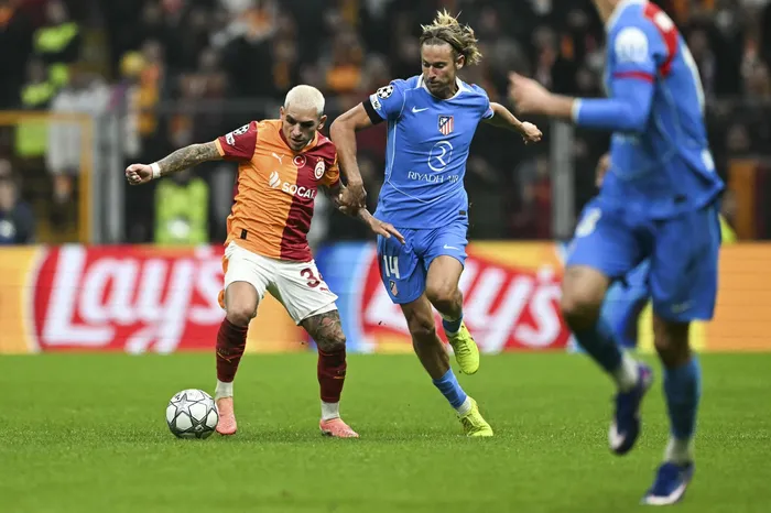 Lucas Torreira, de Galatasaray, y Marcos Llorente, de Atlético Madrid, durante un partido por la Champions League, en el Rams Park de Estambul (archivo, enero de 2026). · Foto: Ozan Kose, AFP