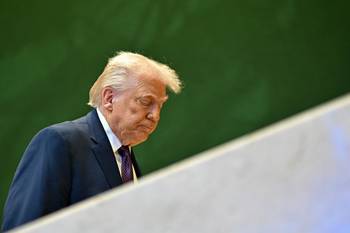 Donald Trump al salir de la Junta de Paz durante la reunión anual del Foro Económico Mundial, en Davos, el 22 de enero. · Foto: Fabrice Coffrini, AFP