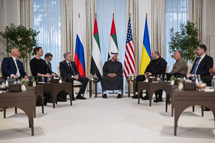 El jeque Mohamed bin Zayed al-Nahyan y las delegaciones de Rusia, Ucrania y Estados Unidos en el Palacio Al Shati, en Abu Dhabi. Foto: Corte Presidencial de los EAU, AFP