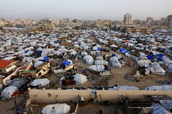 Campamento que alberga a palestinos desplazados en terrenos baldíos cerca de edificios destruidos por el ejército israelí, en la ciudad de Gaza. · Foto: Omar Al-Qattaa, AFP