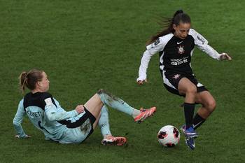 Emily Sonnett, de Gotham City, y Belén Aquino, de Corinthians, el 28 de enero, por la semifinal de la Copa de Campeones Femenina de la FIFA, en el Gtech Community Stadium, en Londres. · Foto: Adrian Dennis, AFP