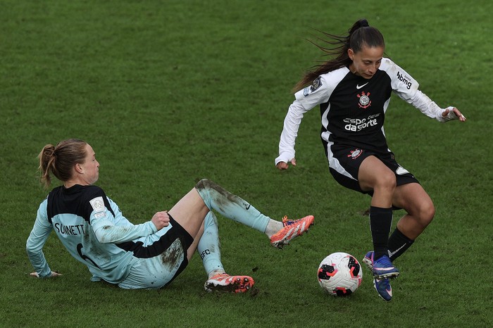 Emily Sonnett, de Gotham City, y Belén Aquino, de Corinthians, el 28 de enero, por la semifinal de la Copa de Campeones Femenina de la FIFA, en el Gtech Community Stadium, en Londres. · Foto: Adrian Dennis, AFP