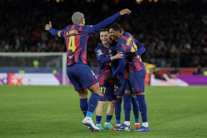Ronald Araújo, Marc Casadó, Raphinha y Marcus Rashford, el 28 de enero, en el Camp Nou. Foto: Lluis Gene / AFP