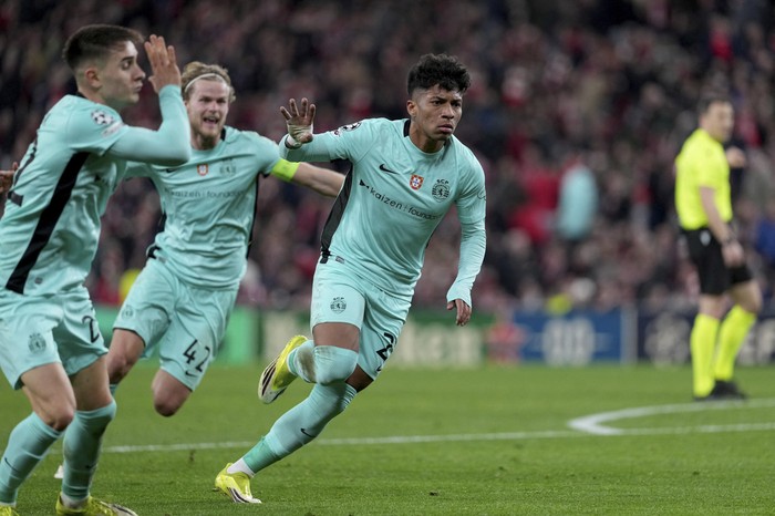 Alisson Santos, de Sporting de Lisboa, tras convertir el tercer gol de su equipo a Athletic Club de Bilbao, en el estadio San Mamés. · Foto: César Manso, AFP
