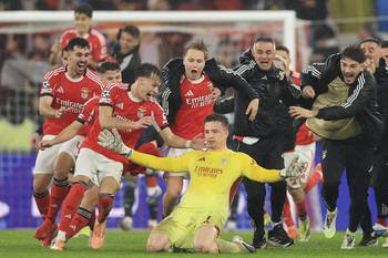 El golero de Benfica, Anatoliy Trubin, convirtió el cuarto gol de su equipo a Real Madrid en el estadio da Luz en Lisboa, el 28 de enero. · Foto: Patricia de Melo Moreira, AFP