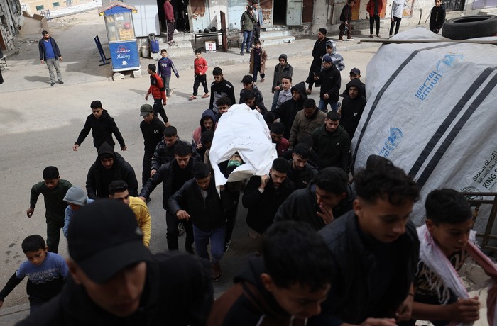 Palestinos desplazados durante un funeral en el campo de refugiados de Maghazi, tras un ataque israelí en el centro de la Franja de Gaza, el 30 de enero de 2026. · Foto: Eyad Baba, AFP