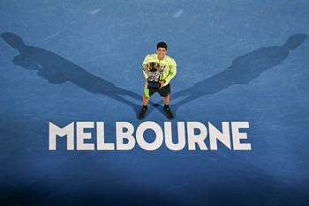 Carlos Alcaraz, tras ganar la final individual masculina contra el serbio Novak Djokovic, durante el  Abierto de Australia, el 1° de febrero,  en Melbourne. · Foto: Paul Crock, AFP