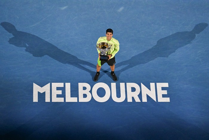 Carlos Alcaraz tras ganar la final individual masculina contra el serbio Novak Djokovic, durante el  Abierto de Australia, el 1 de febrero,  en Melbourne. · Foto: Paul Crock, AFP