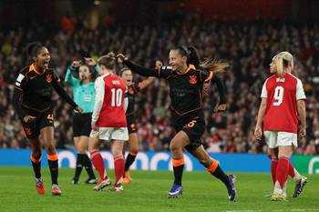 Belén Aquino, de Corinthians, celebra el gol convertido por Gabi Zanotti, durante el partido final de la Copa de Campeones Femenina de la FIFA ante Arsenal, el 1º de febrero, en el Emirates Stadium en Londres. · Foto: Adrián Dennis / AFP