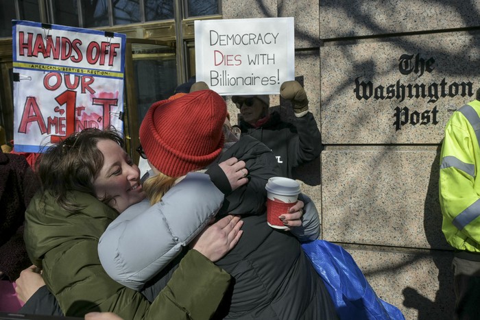 Empleados del Washington Post, junto con simpatizantes del Washington-Baltimore News Guild frente a las oficinas del periódico en Washington. · Foto: Oliver Contreras, AFP