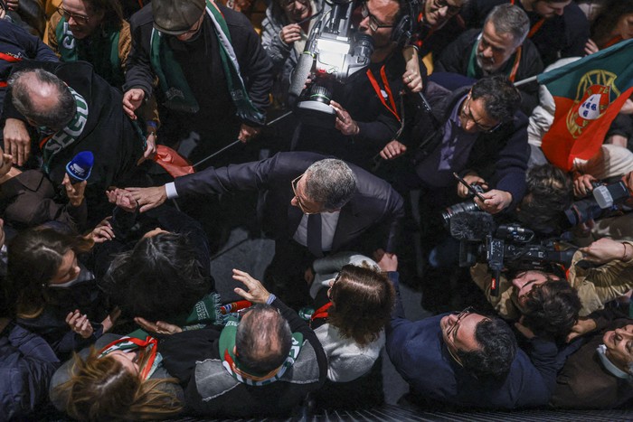 Antonio José Seguro celebra con sus partidarios los resultados de la segunda vuelta en Lisboa, el 8 de febrero. · Foto: Patricia de Melo Moreira, AFP
