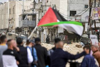 Palestinos a la entrada al campo de refugiados de Nur Shams, en la Cisjordania ocupada, donde el ejército israelí bloqueó el acceso. · Foto: Jaafar Ashtiyeh, AFP