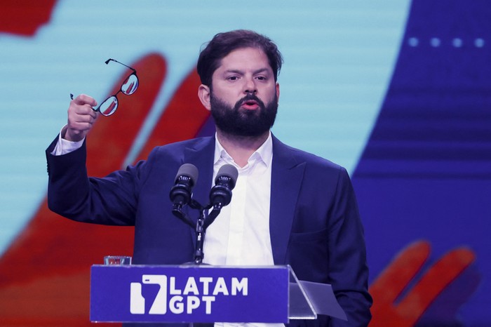 El presidente de Chile, Gabriel Boric, durante el lanzamiento de Latam-GPT. · Foto: Raúl Bravo, AFP