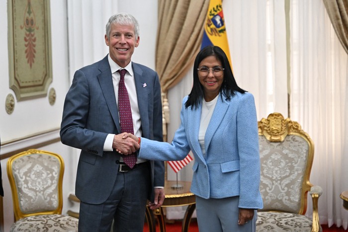 El secretario de Energía de Estados Unidos, Chris Wright y Delcy Rodríguez, antes de una reunión en el Palacio Presidencial de Miraflores en Caracas el 11 de febrero de 2026 · Foto: AFP