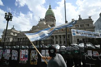 Movilizaciones, el 11 de febrero, en el Congreso Nacional en Buenos Aires. · Foto: Luis Robayo, AFP