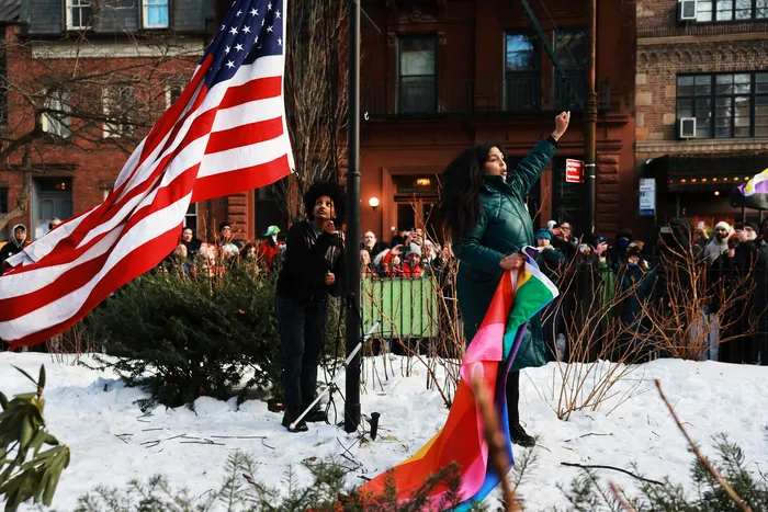 Activistas con bandera del Orgullo LGBTQ+ en el Monumento Nacional Stonewall, el 12 de febrero de 2026 en la ciudad de Nueva York. · Foto: Spencer Platt, Getty Images, AFP