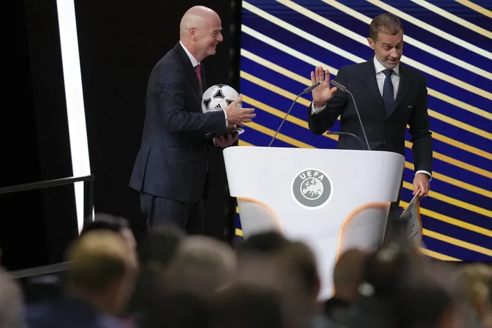 El presidente de la FIFA, Gianni Infantino, y el presidente de la UEFA, Aleksander Čeferin, en el 50º congreso ordinario de la UEFA en Bruselas, el 12 de febrero. · Foto: Pau Barrena, AFP