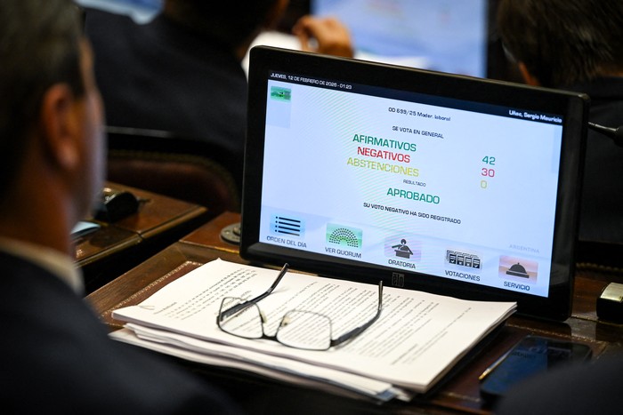 Durante la votación, ayer, en el Congreso. · Foto: AFP