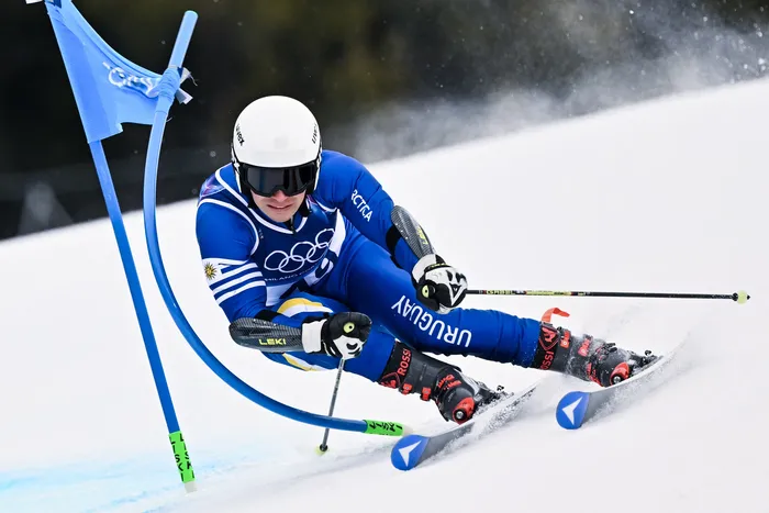 Nicolás Pirozzi, durante su participación en el evento de esquí alpino de slalom gigante masculino, el 14 de febrero, en el Centro de esquí Stelvio en Bormio (Valtellina). · Foto: Fabrice Coffrine, AFP