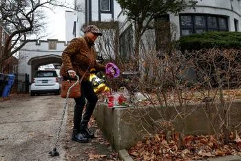 Una mujer coloca flores frente a la casa del líder de los derechos civiles, el reverendo Jesse Jackson, en Chicago, Illinois, el 17 de febrero. · Foto: Kamil Krzaczynski, AFP