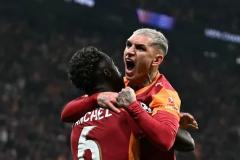 Davinson Sánchez y Lucas Torreira, durante el encuentro por Champions League contra Juventus, el 17 de febrero, en el estadio Rams Park, en Estambul. · Foto: Ozan Kose, AFP